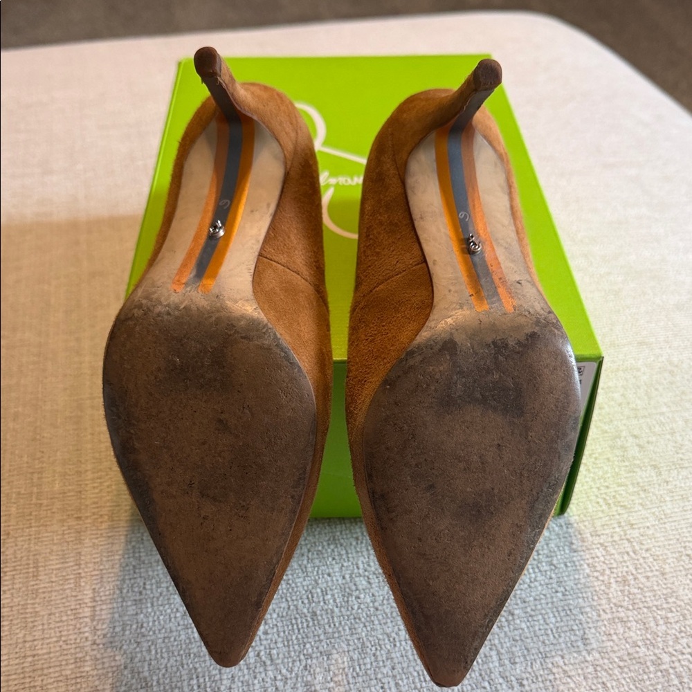 Elegant Brown Suede Pumps - Picture 5 of 5